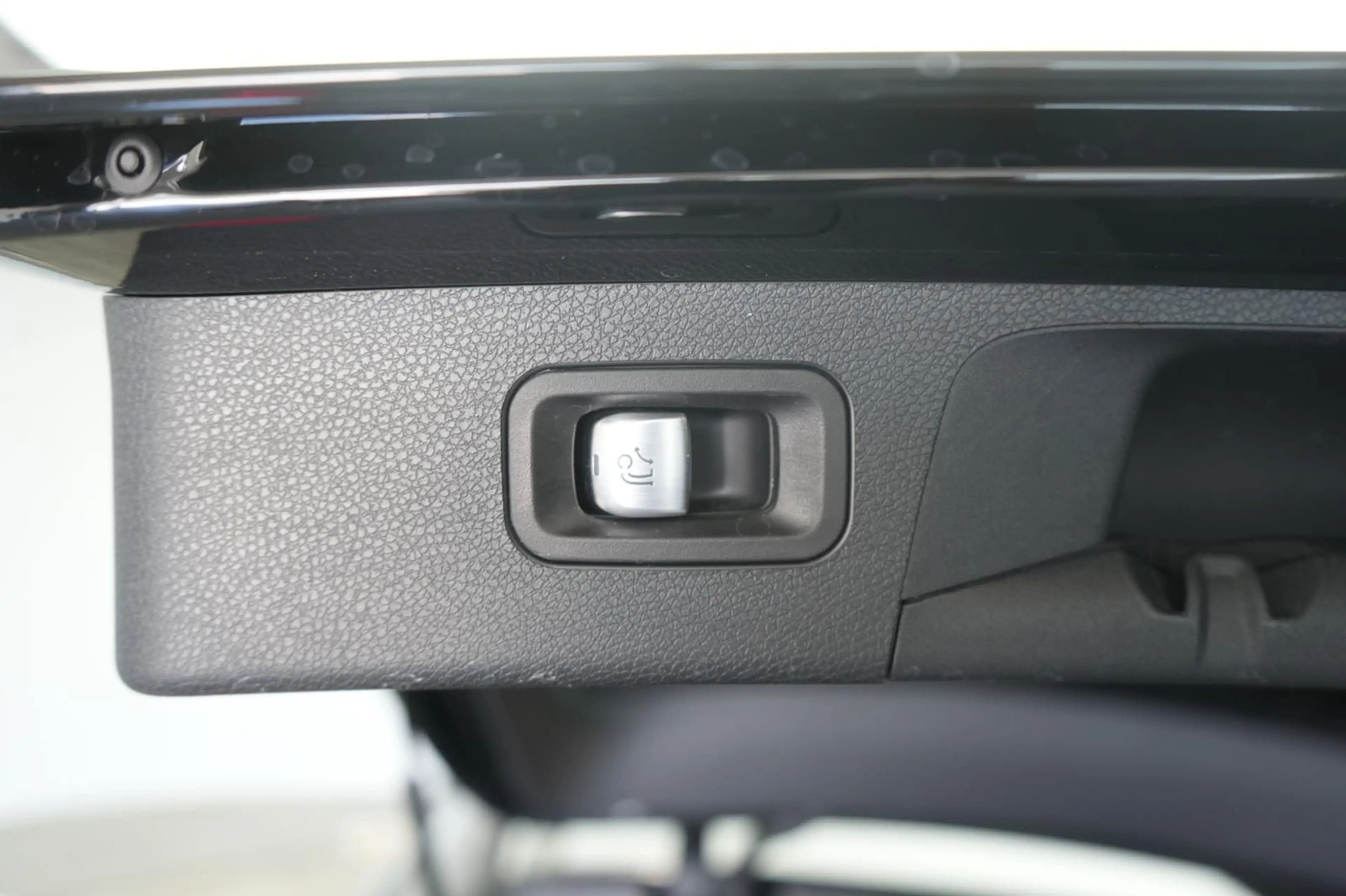 Mercedes-Benz E 300 d 4Matic T 9G-Tronic AMG Night Edition Car — photo 9