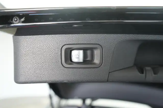 Mercedes-Benz E-Class view 9