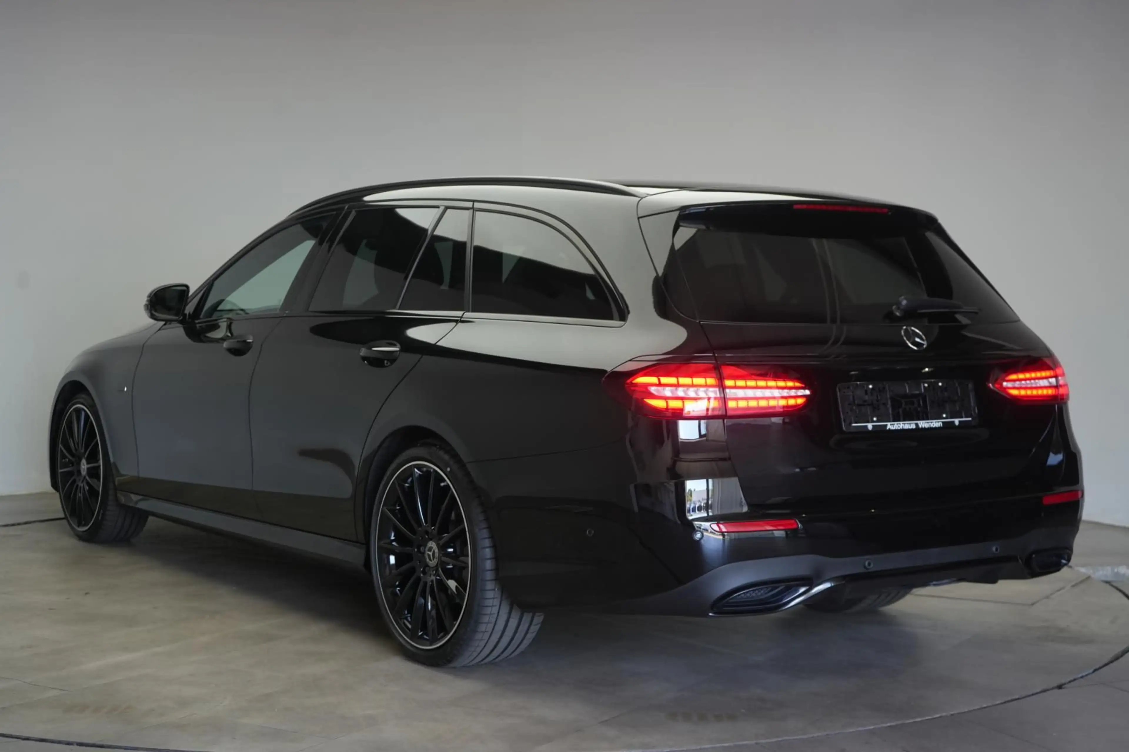 Mercedes-Benz E 300 d 4Matic T 9G-Tronic AMG Night Edition Car — photo 5