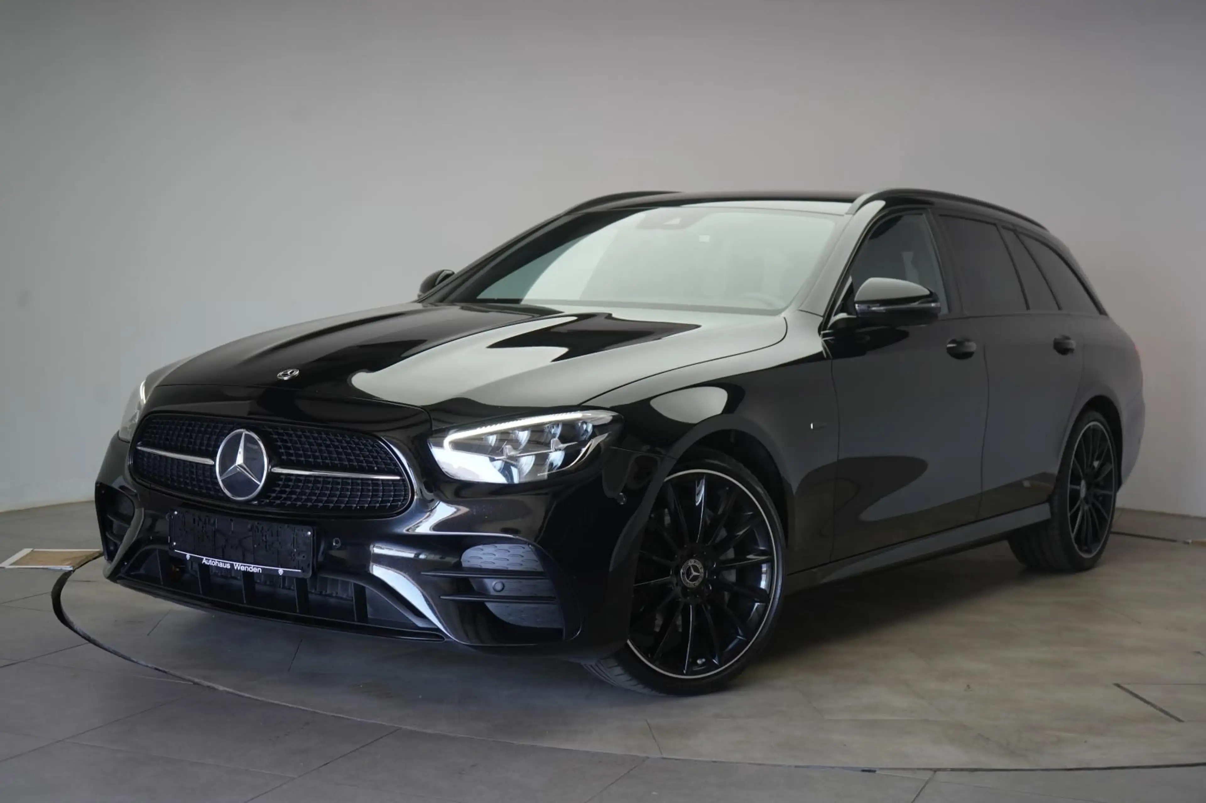 Mercedes-Benz E 300 d 4Matic T 9G-Tronic AMG Night Edition Car — photo 3