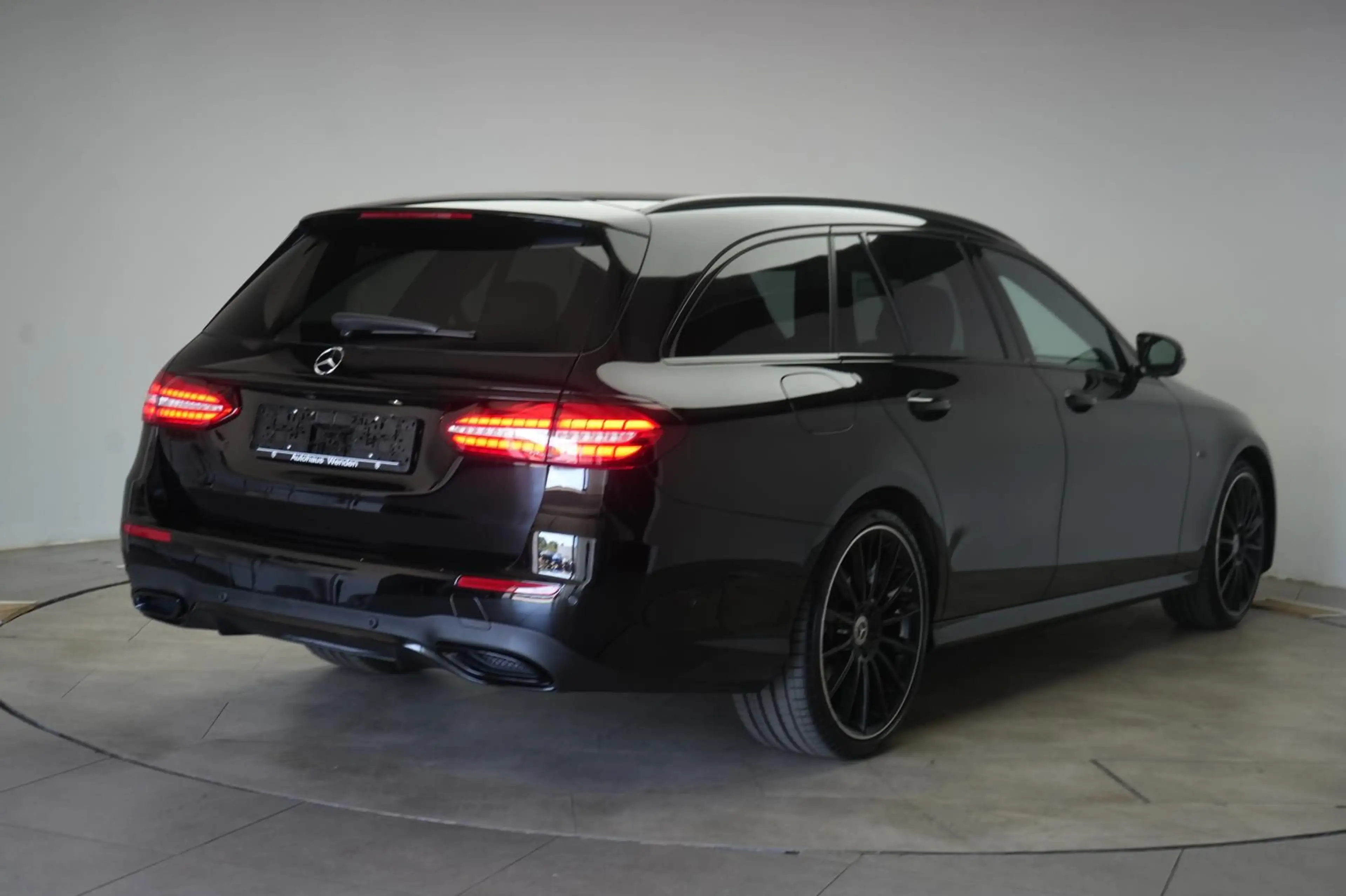 Mercedes-Benz E 300 d 4Matic T 9G-Tronic AMG Night Edition Car — photo 4