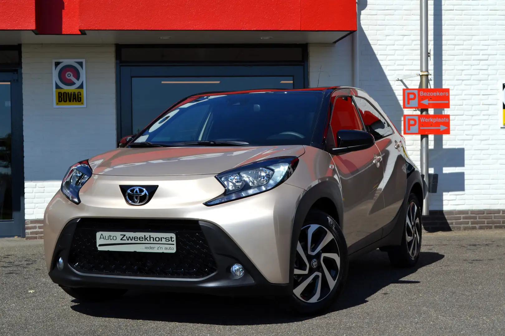 Toyota Aygo X 1.0 VVT-i S-CVT Pulse, Automaat, Clima, Carplay, L Beige - 1