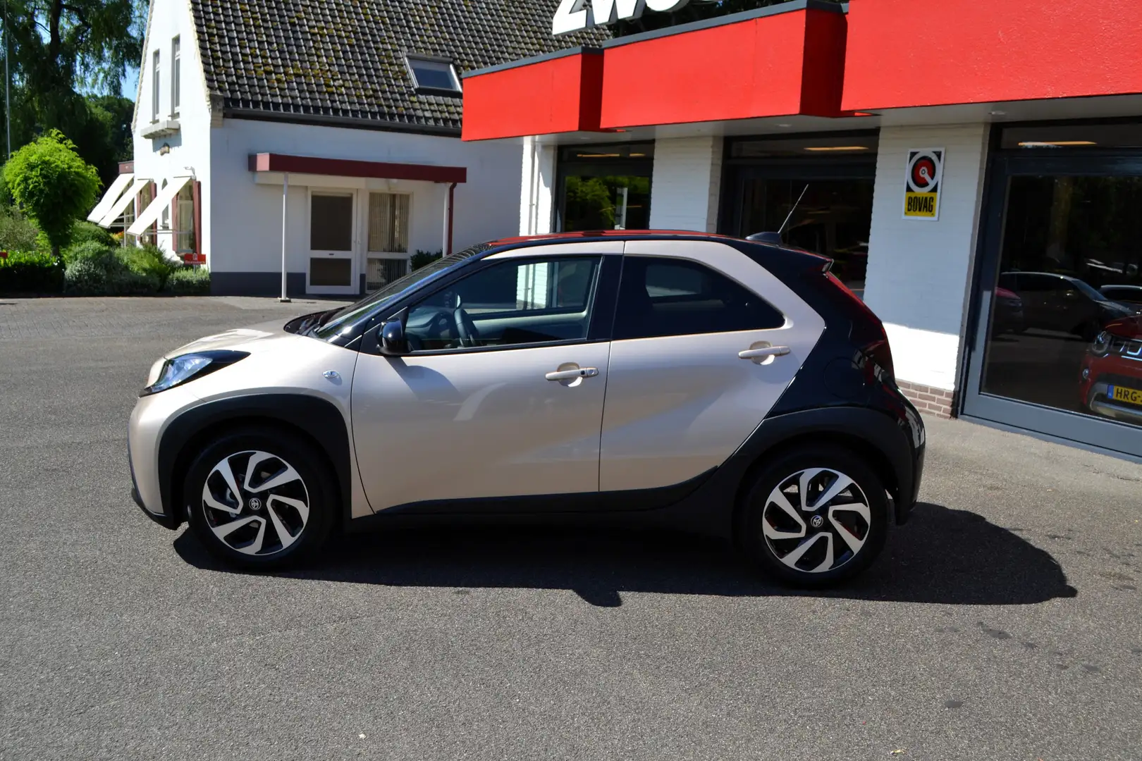 Toyota Aygo X 1.0 VVT-i S-CVT Pulse, Automaat, Clima, Carplay, L Beige - 2