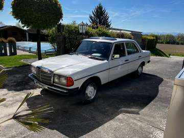 230 E W123