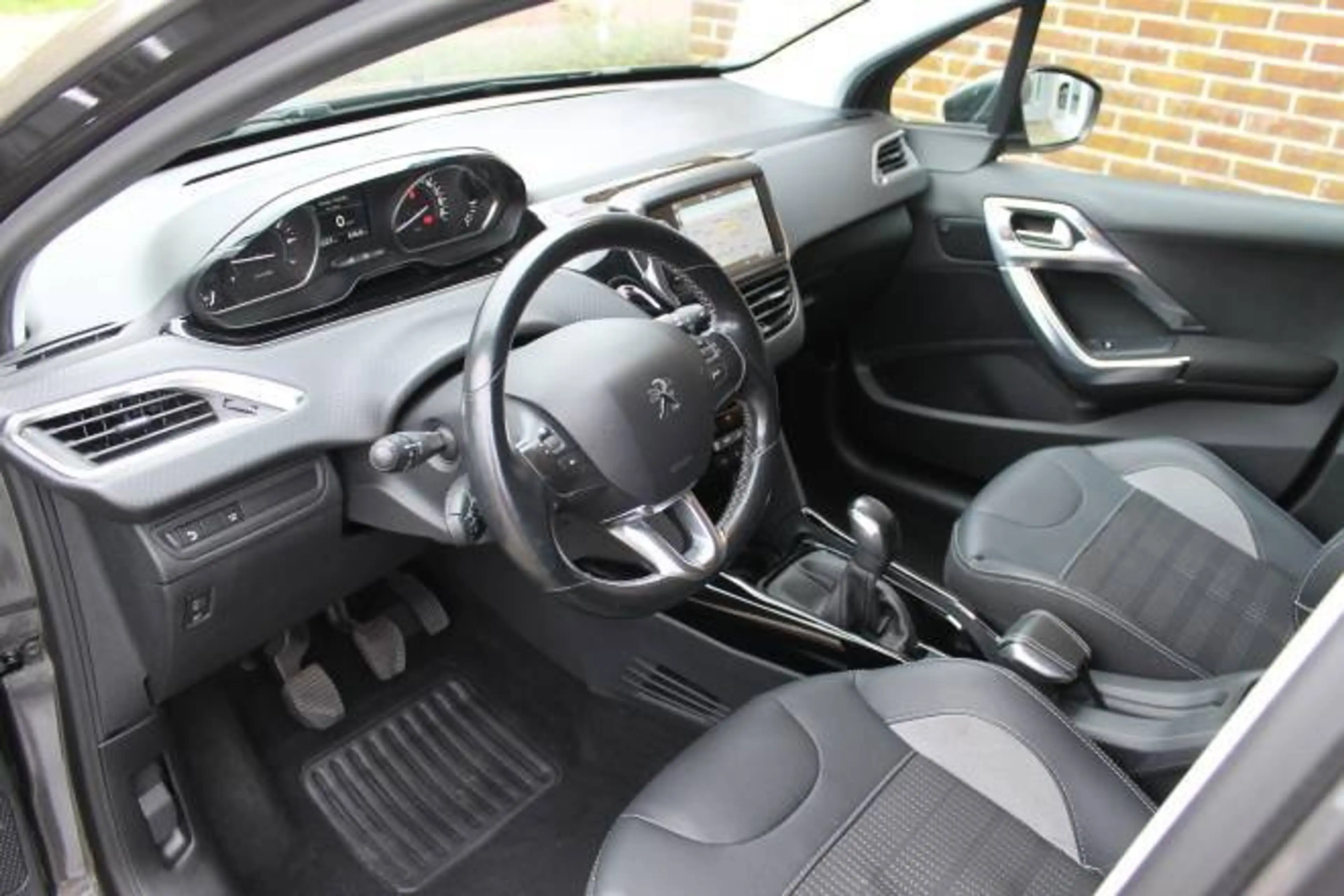 Peugeot 2008 1.2 PureTech 110pk S&S Allure — photo 10