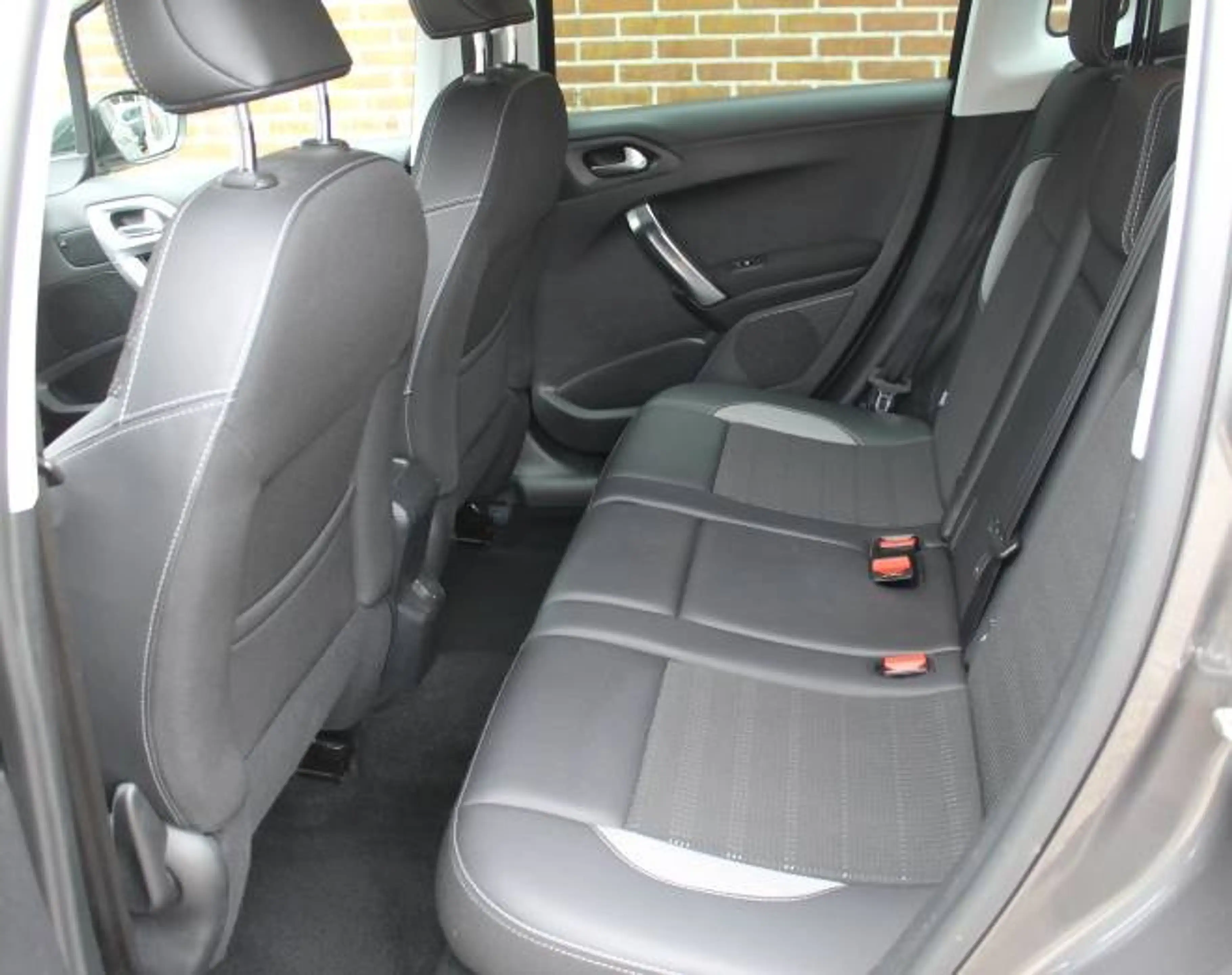 Peugeot 2008 1.2 PureTech 110pk S&S Allure — photo 8