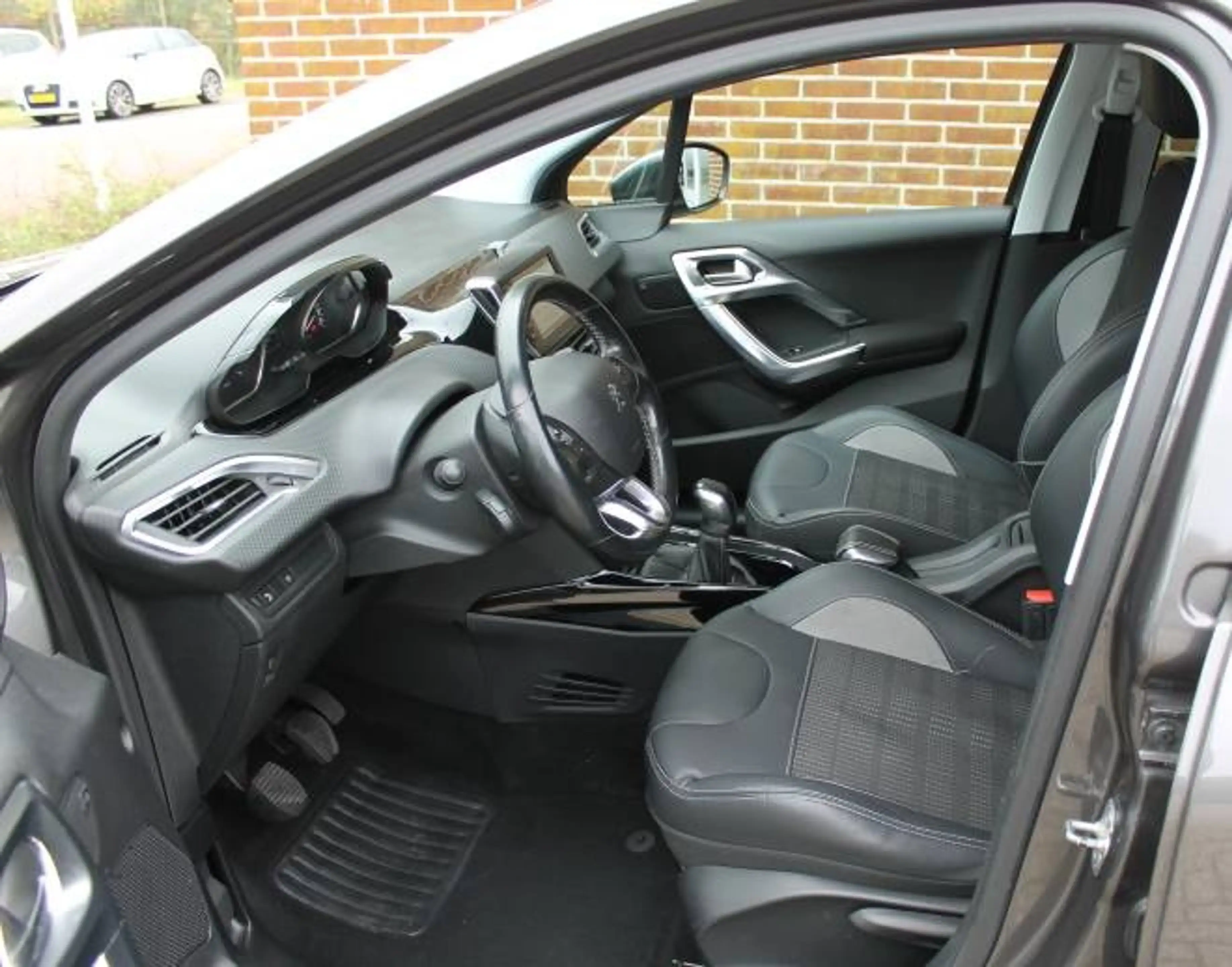 Peugeot 2008 1.2 PureTech 110pk S&S Allure — photo 7