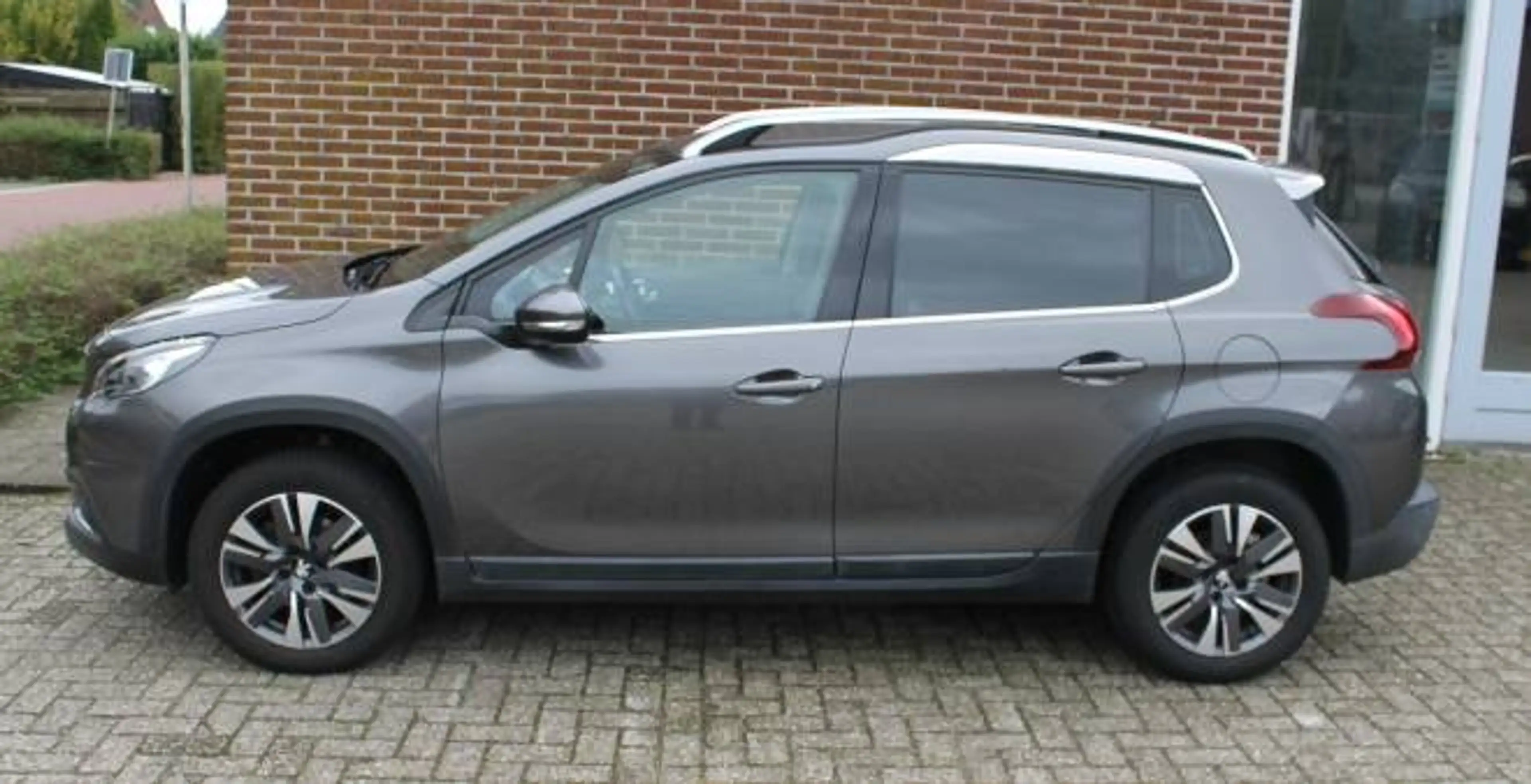 Peugeot 2008 1.2 PureTech 110pk S&S Allure — photo 4