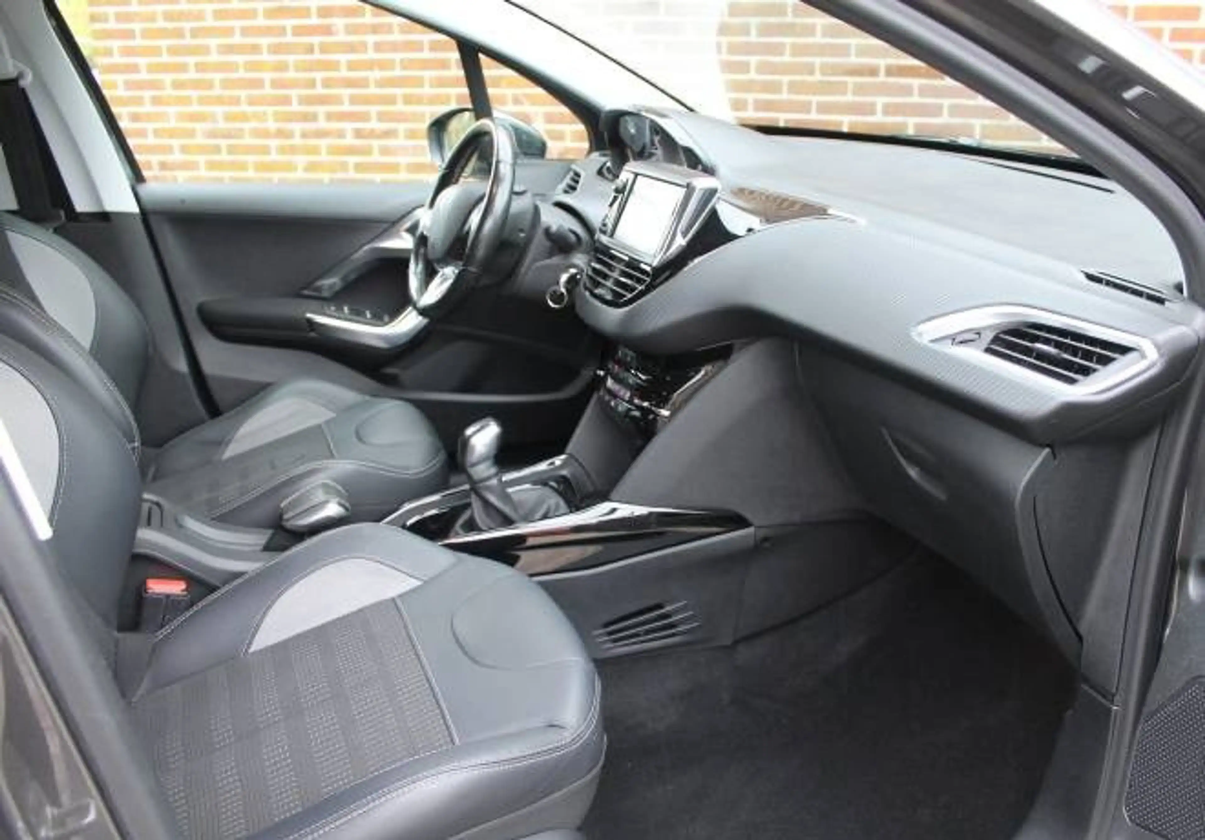 Peugeot 2008 1.2 PureTech 110pk S&S Allure — photo 9