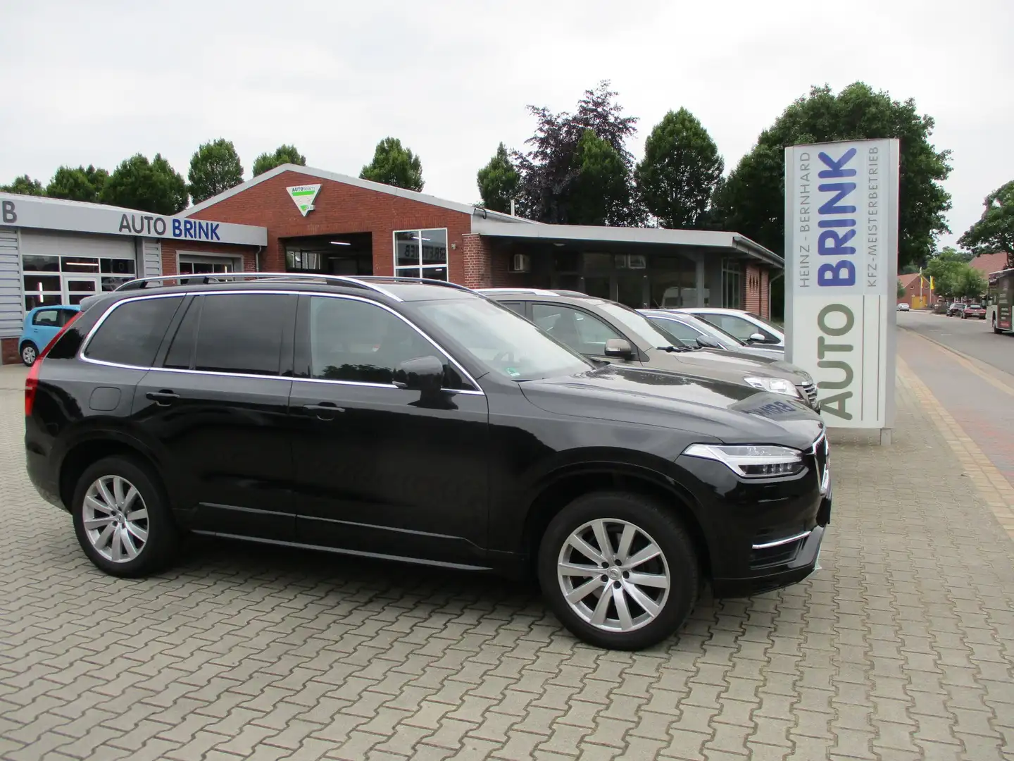 Volvo XC90 Momentum AWD Schwarz - 1