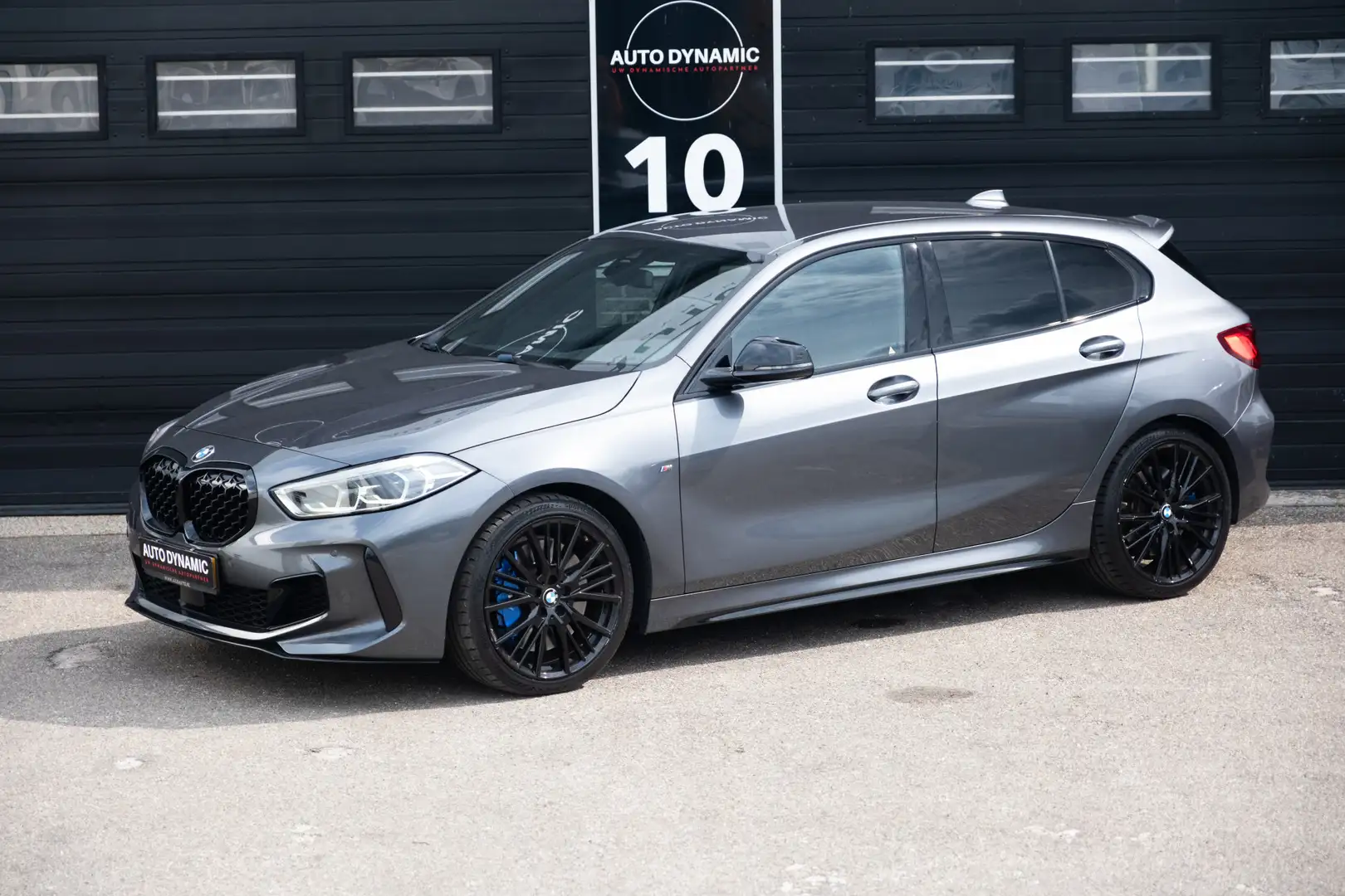 BMW 135 1-serie M135i xDrive High Executive Grijs - 2