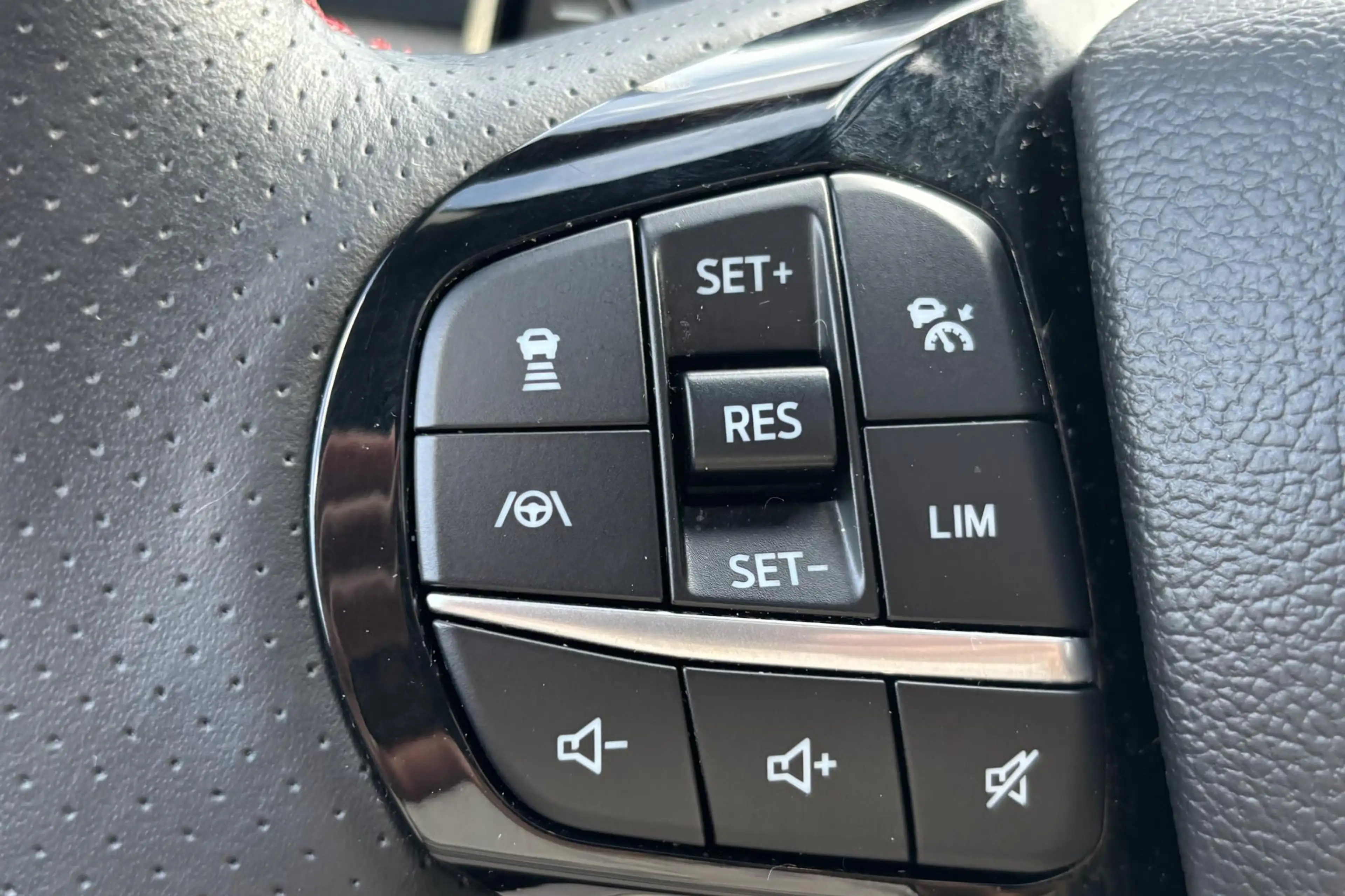 Ford Explorer 3.0 V6 EcoBoost PHEV ST-Line — photo 13
