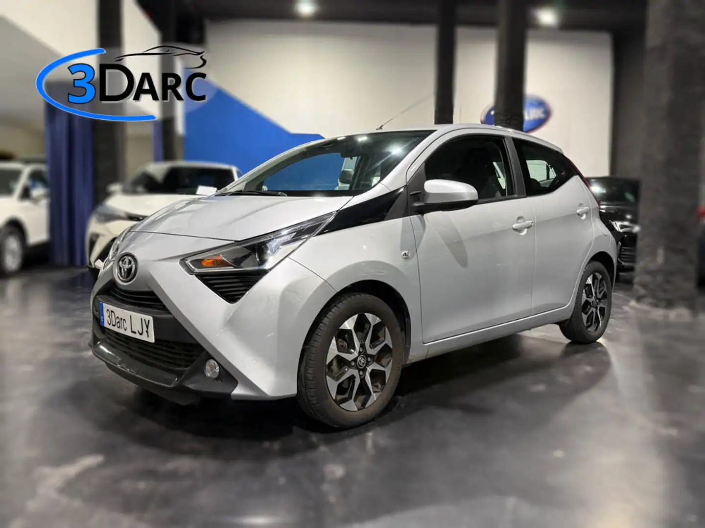 Toyota Aygo 70 x-play Argent - 2