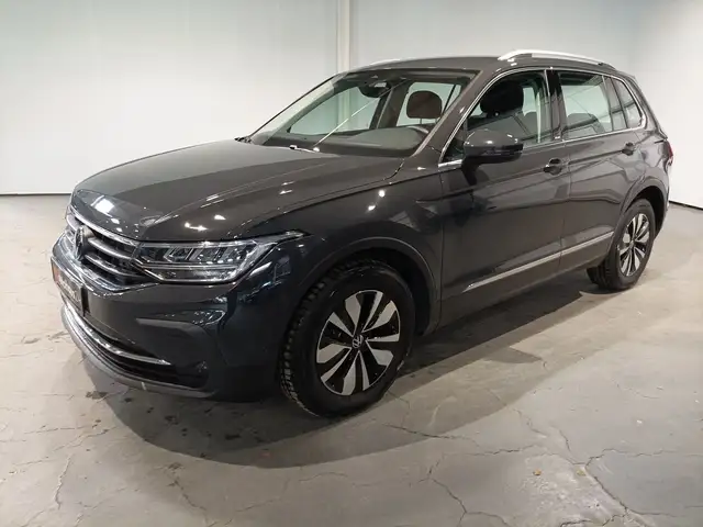 Volkswagen Tiguan view 3