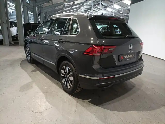 Volkswagen Tiguan view 4