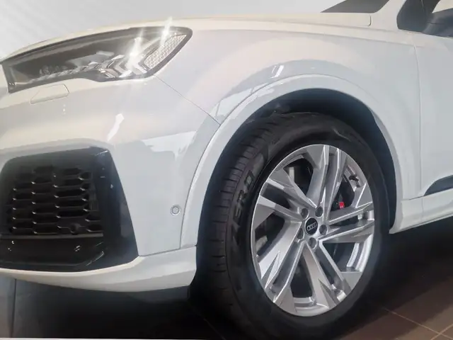 Audi SQ7 view 6