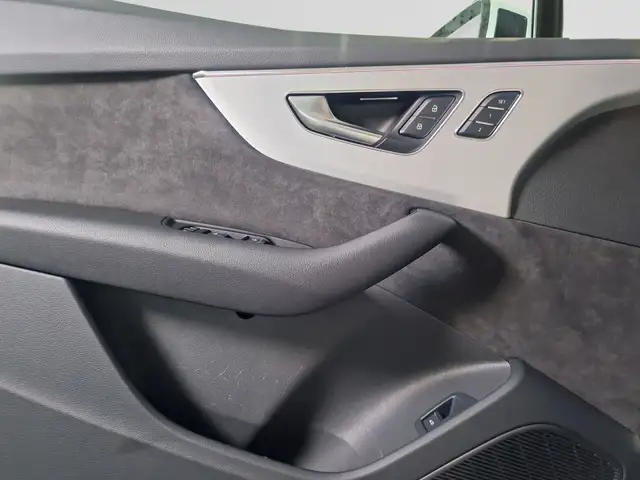 Audi SQ7 view 14