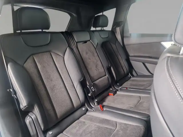 Audi SQ7 view 8