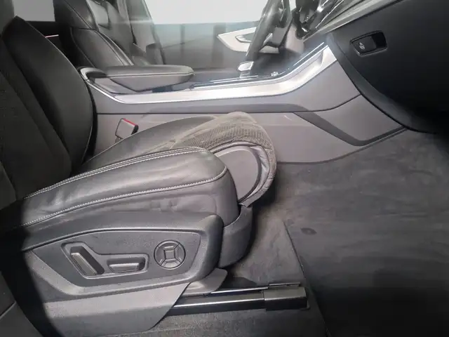 Audi SQ7 view 9
