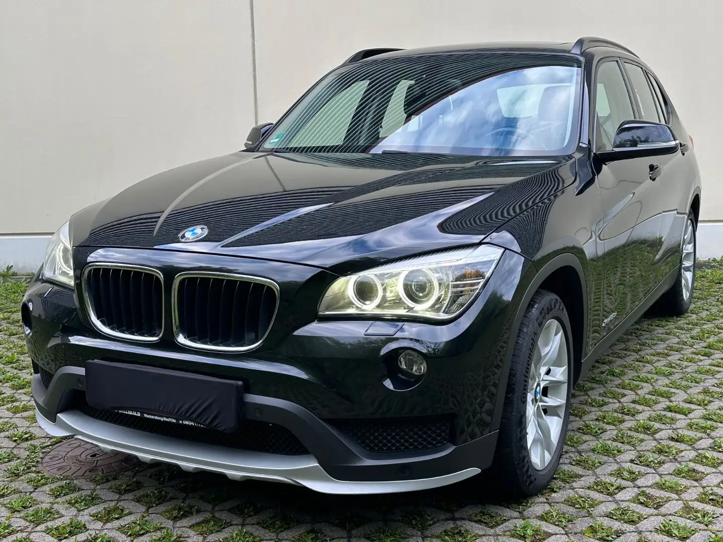 BMW X1 20 d xDrive | Pano | AHK | R-Kamera | Schwarz - 1