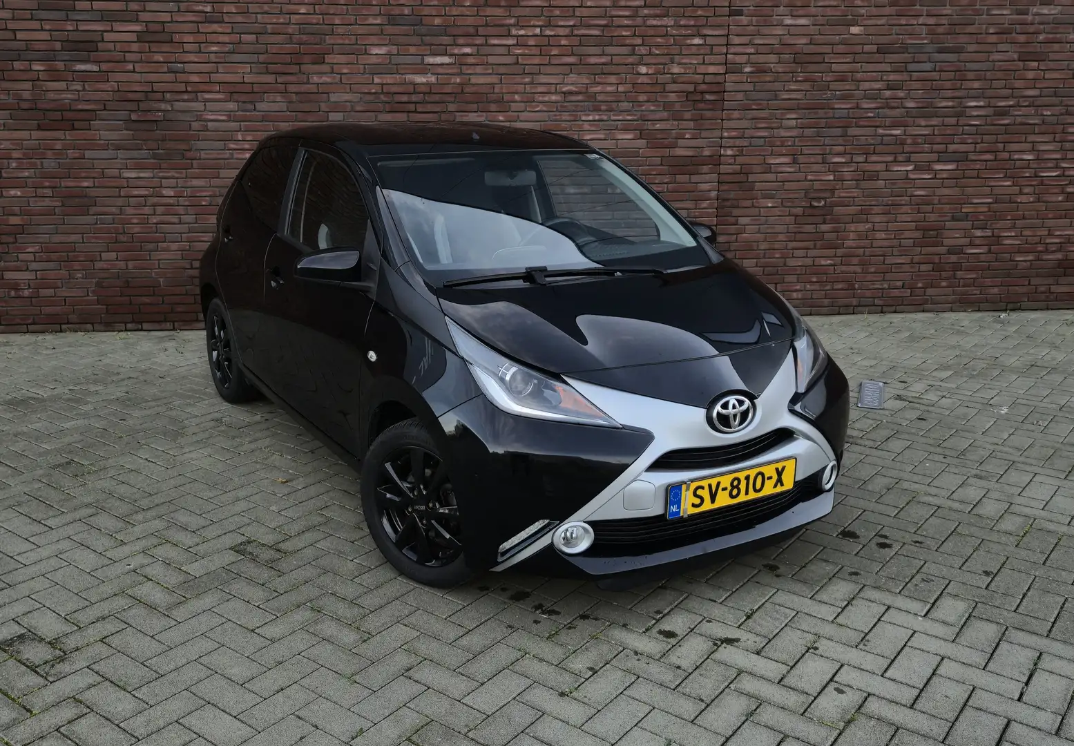Toyota Aygo 1.0 VVT-i x-wave Zwart - 2