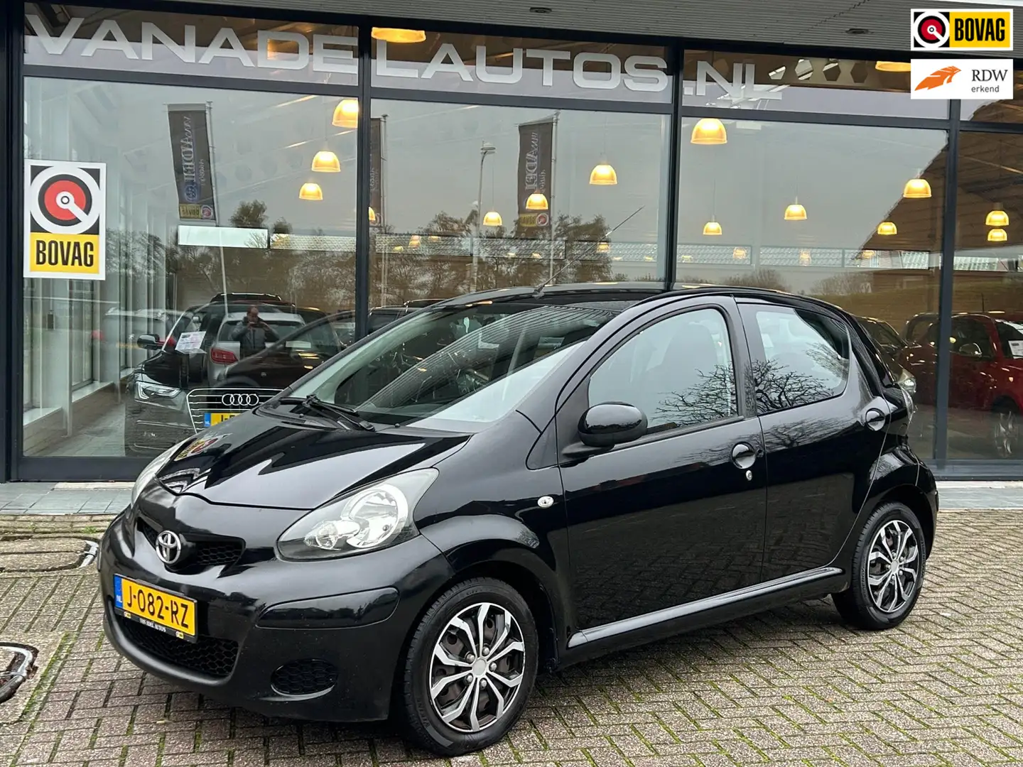 Toyota Aygo 1.0-12V Cool 5Drs Airco Elek.Pakket Nette Staat! Zwart - 1