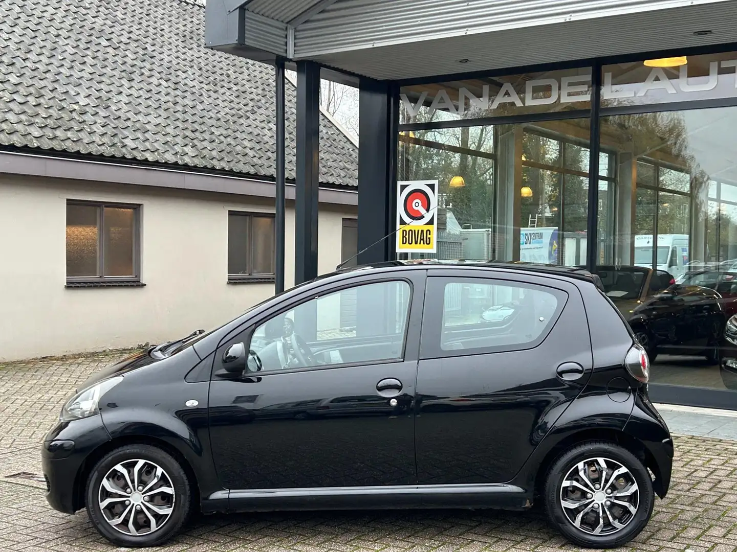 Toyota Aygo 1.0-12V Cool 5Drs Airco Elek.Pakket Nette Staat! Zwart - 2