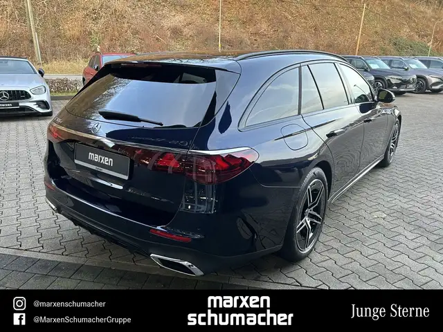 Mercedes-Benz E-Class view 4