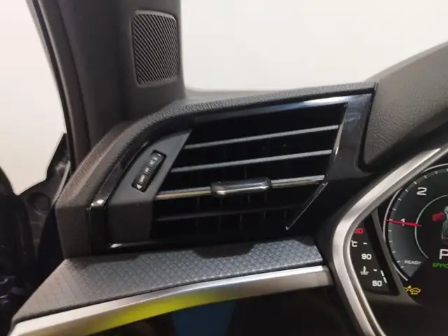 Audi Q3 view 12