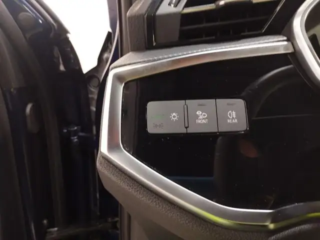 Audi Q3 view 13