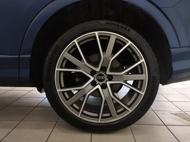 Audi Q3 view 10