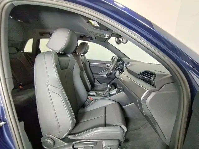 Audi Q3 view 8