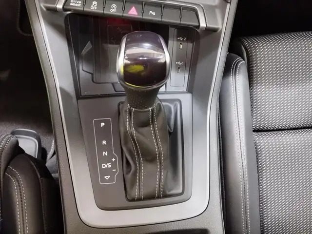 Audi Q3 view 15