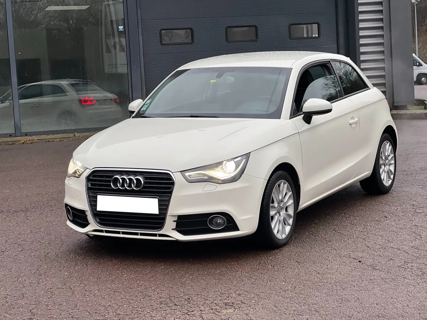 Audi A1 1.6 TDI 90 Business line S tronic Biały - 2