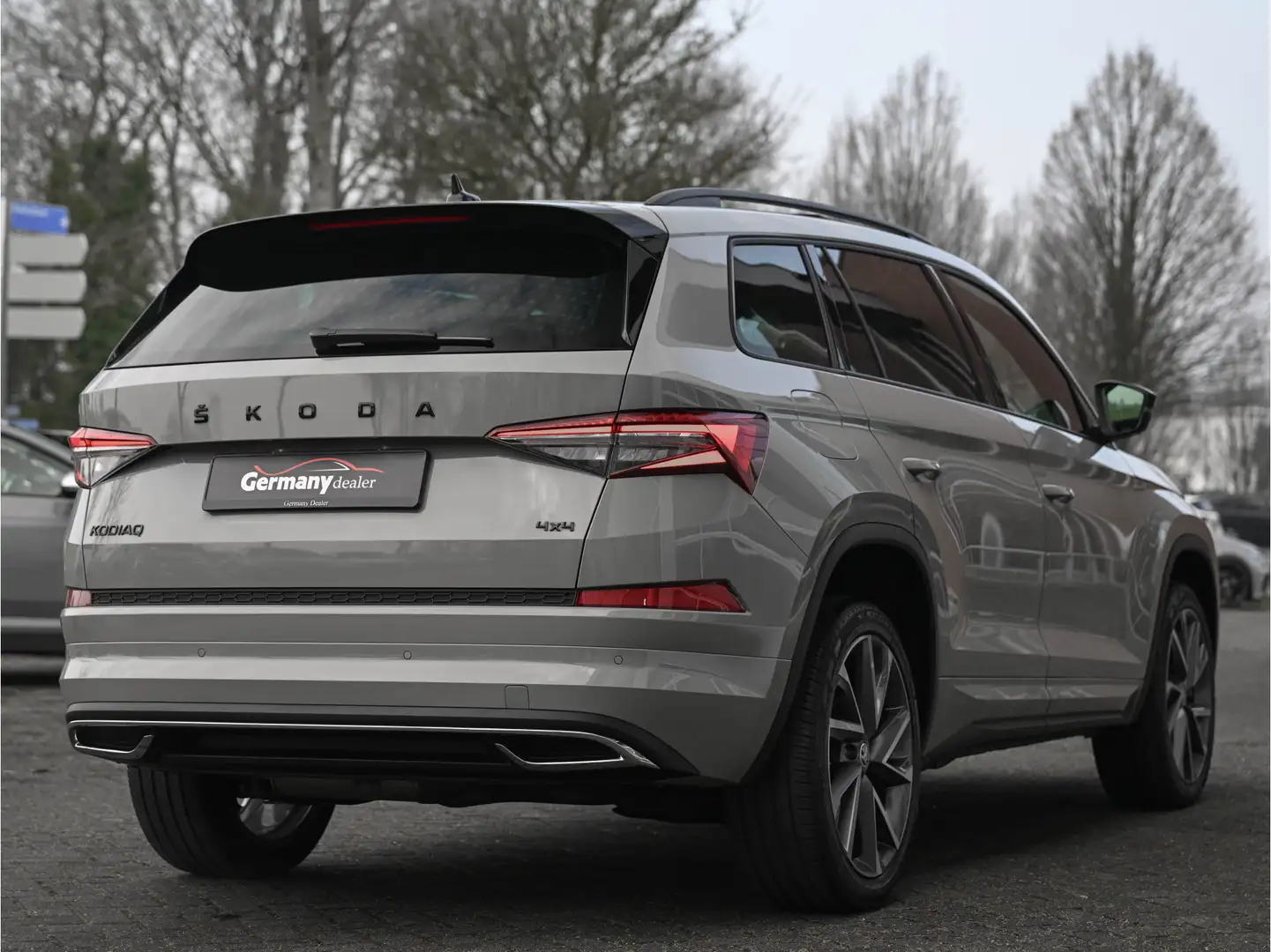 Skoda Kodiaq 2.0TDI 200PK 4x4 Sportline Business RS-Zetels Pano Grijs - 2