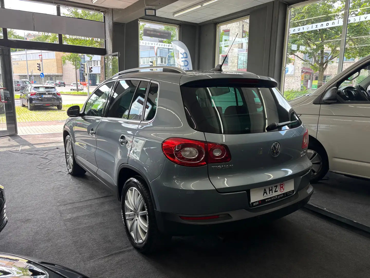 Volkswagen Tiguan Sport Gris - 2