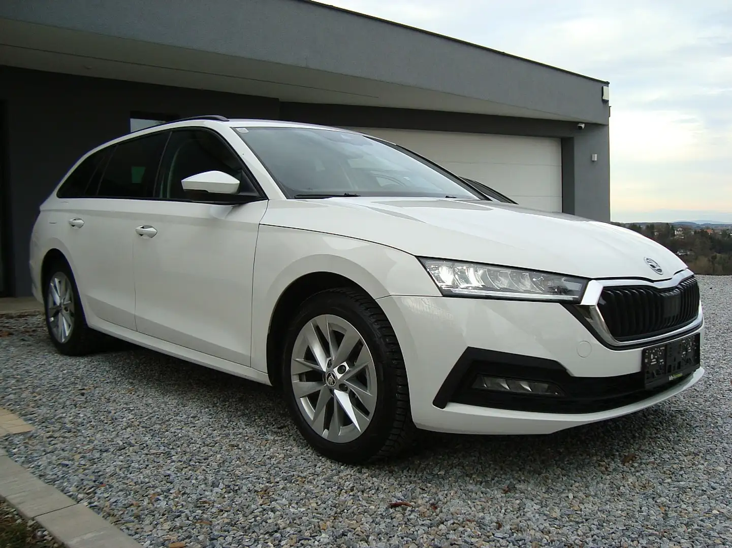 Skoda Octavia Combi 2,0 TDI Mod 22 Anhängev. Virtual !! Weiß - 1