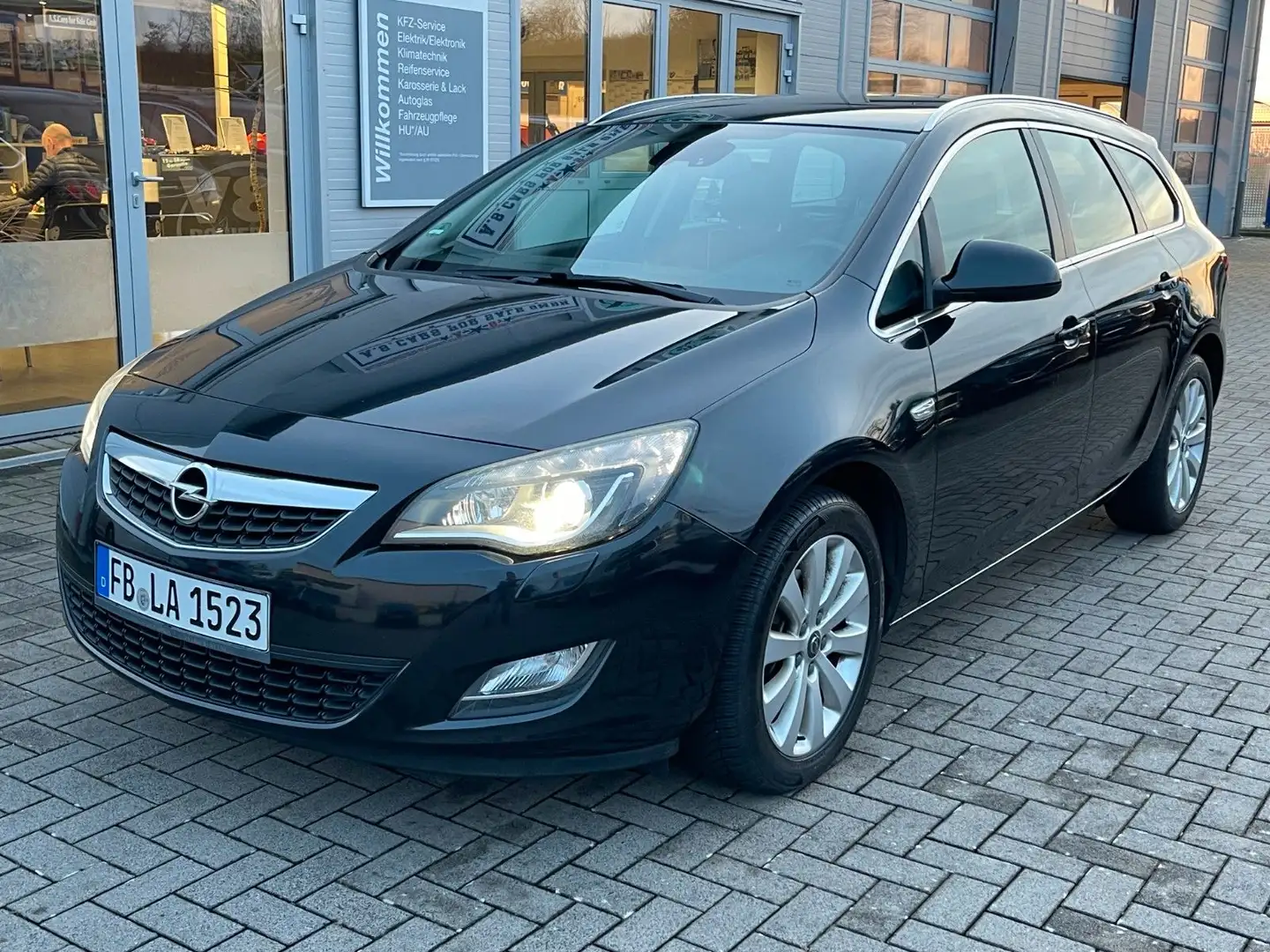 Opel Astra J Sports Tourer Innovation*Navi*Bi-Xenon Schwarz - 1