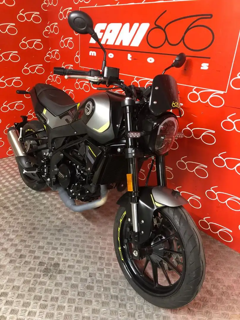 Benelli Leoncino 250 Šedá - 2