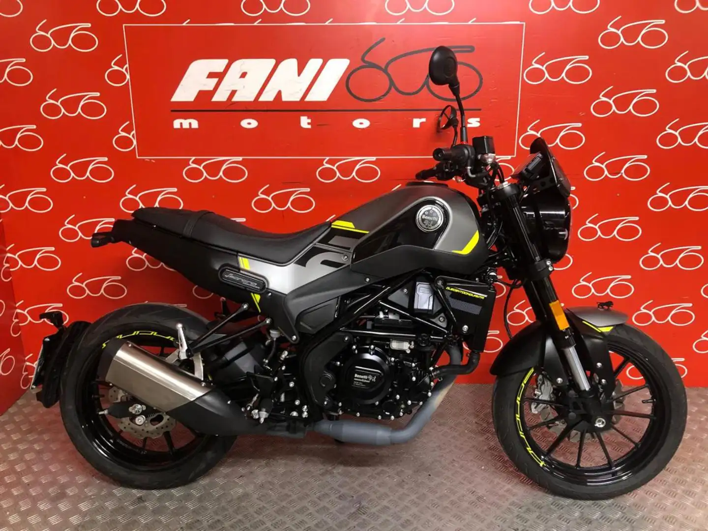 Benelli Leoncino 250 Šedá - 1