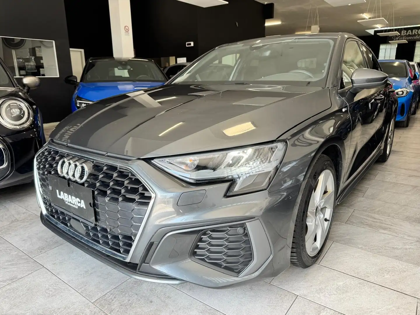 Audi A3 Sportback 30 Tfsi S line Grijs - 2