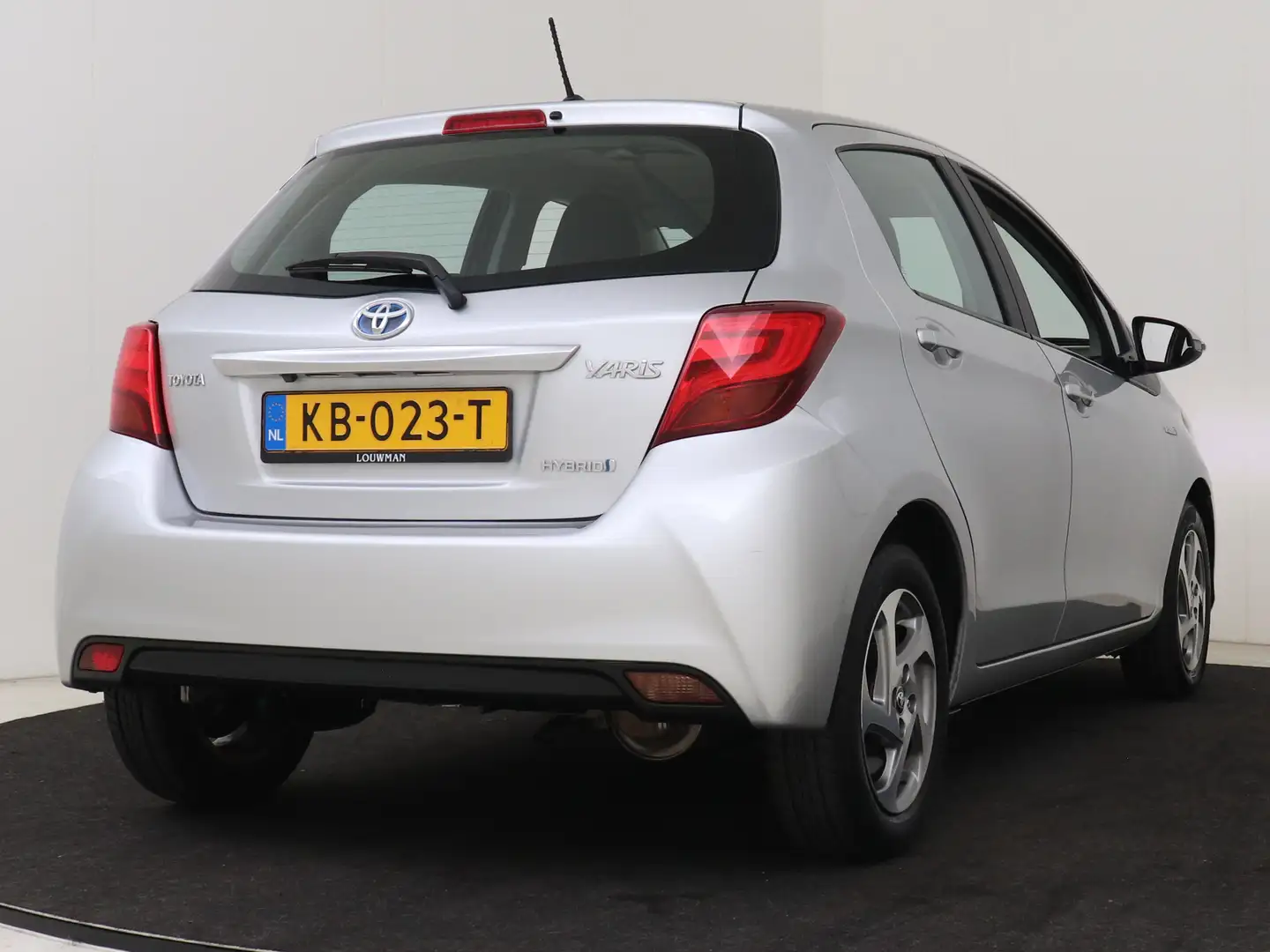 Toyota Yaris 1.5 Hybrid Trend Grijs - 2