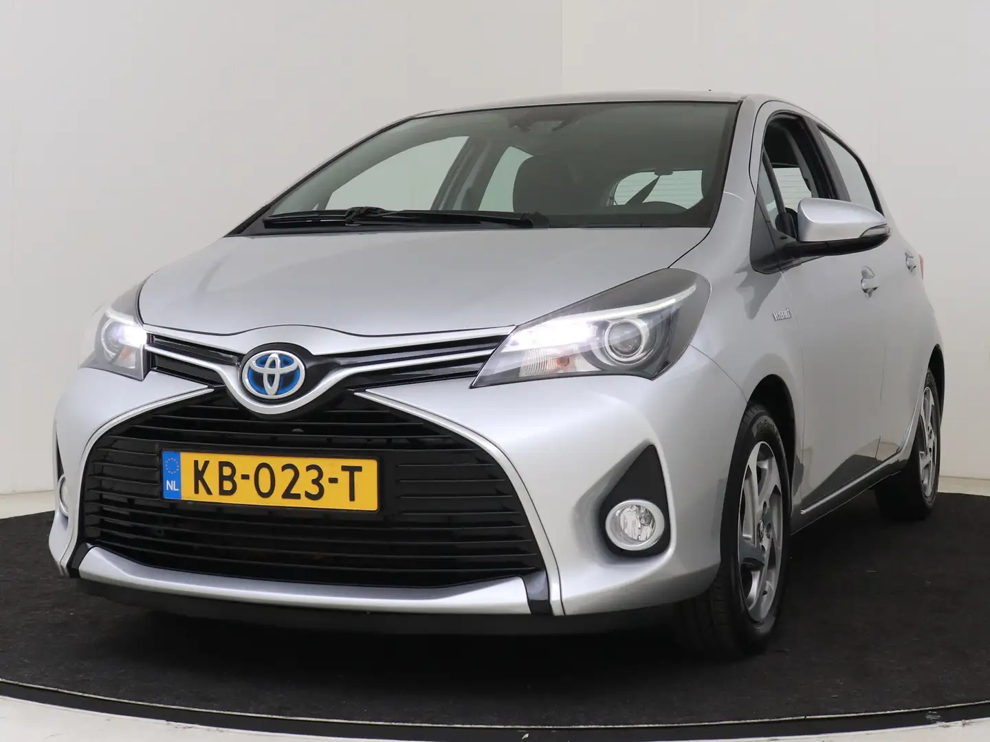 Toyota Yaris 1.5 Hybrid Trend Grijs - 1