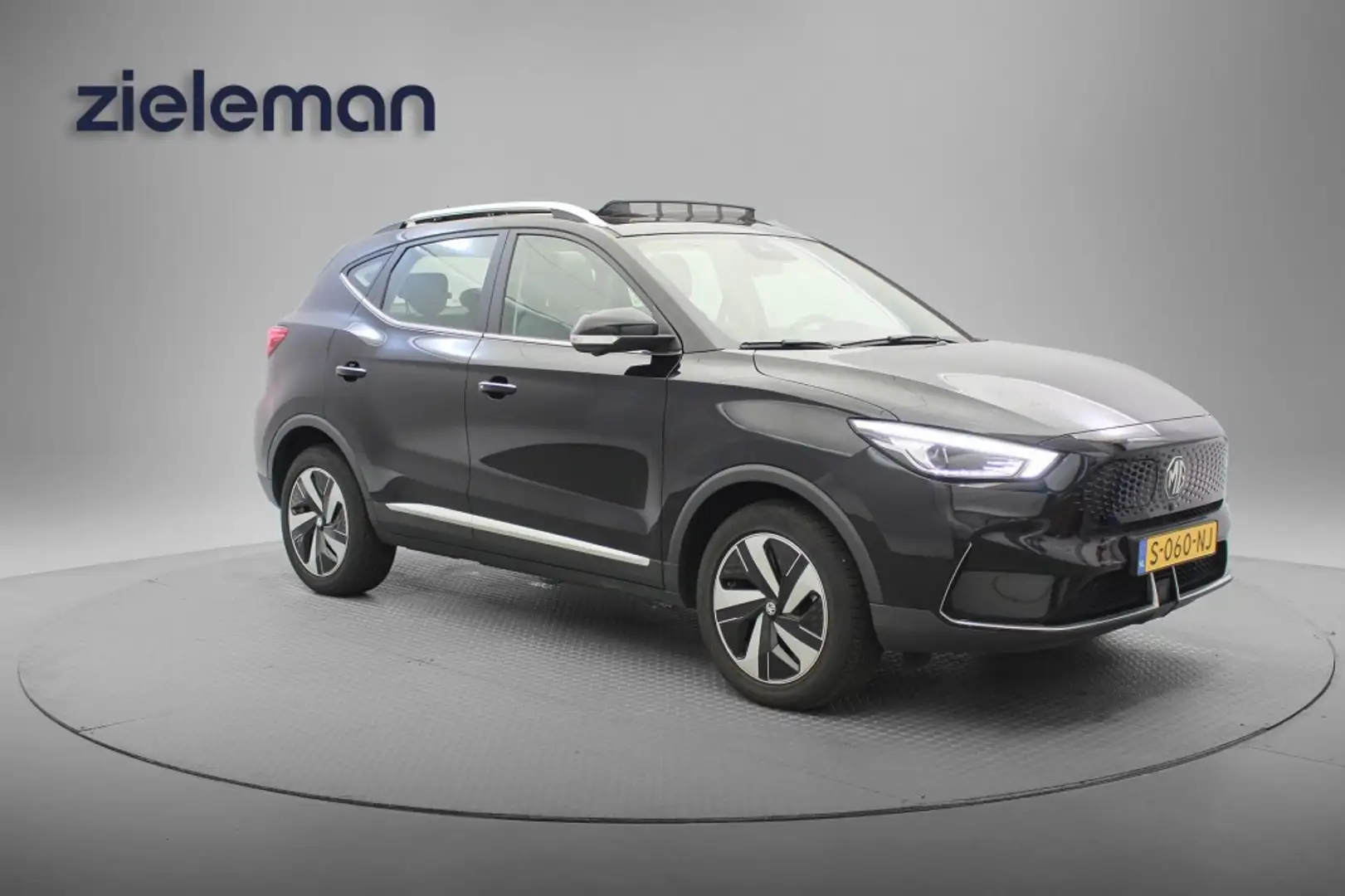 MG ZS LONG Range Luxury 70 kWh - Panorama, Carplay, Came Zwart - 1