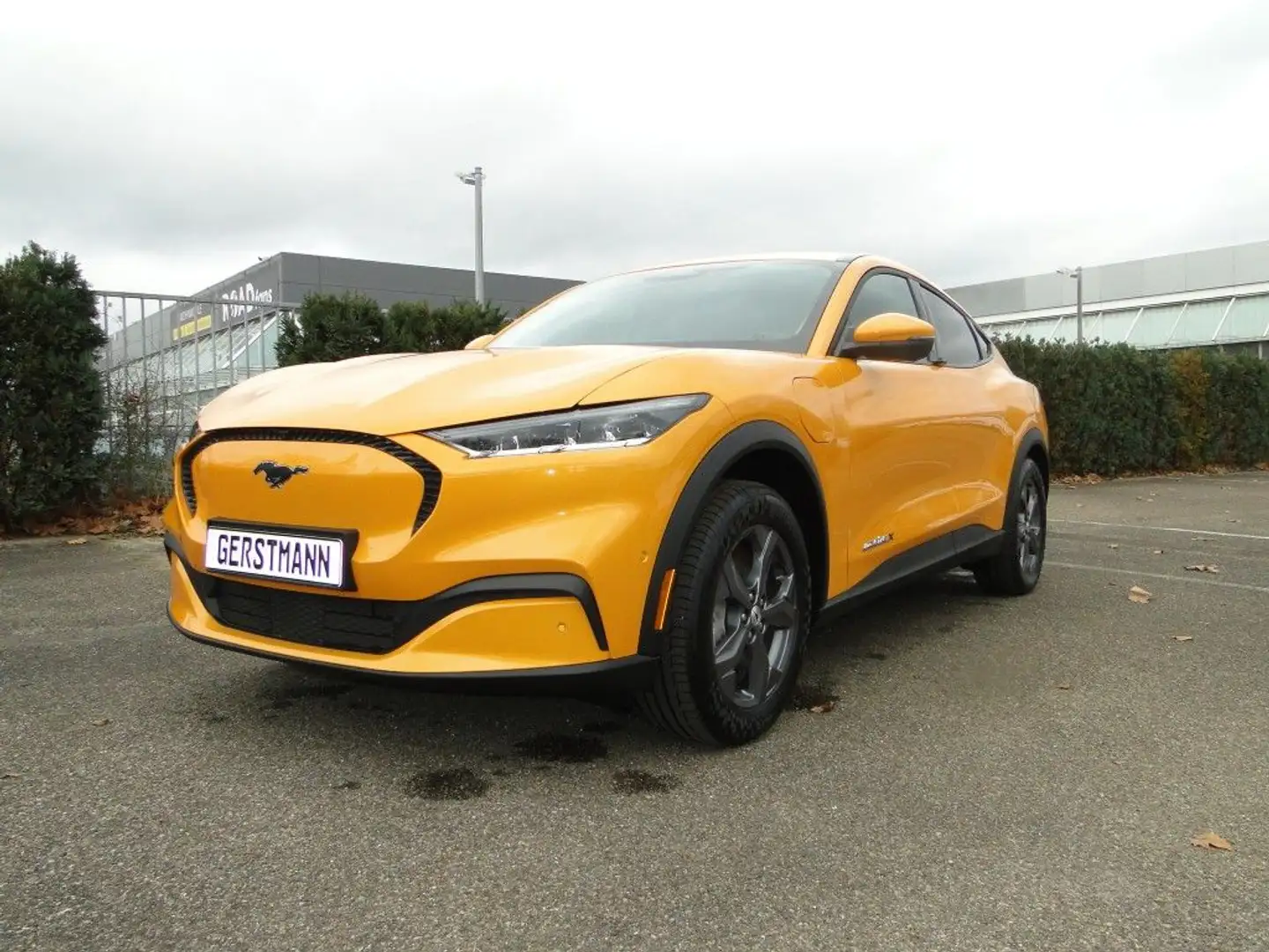 Ford Mustang Mach-E RWD 99 kWh Ext. Range Techpaket Arancione - 1