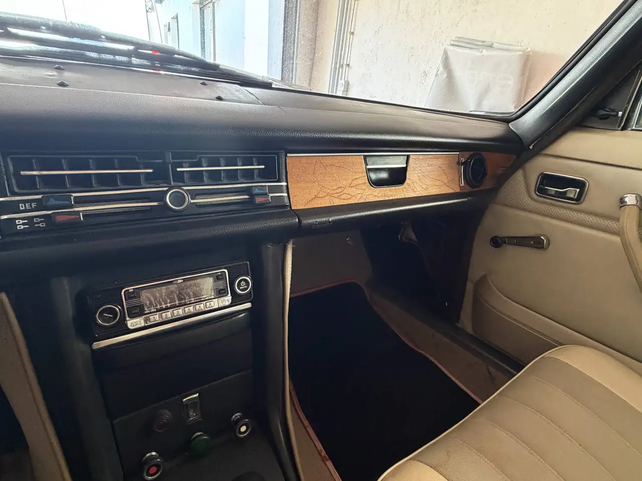 Mercedes-Benz 280 (W114) – Klassiker in Traumfarbe, foto 10