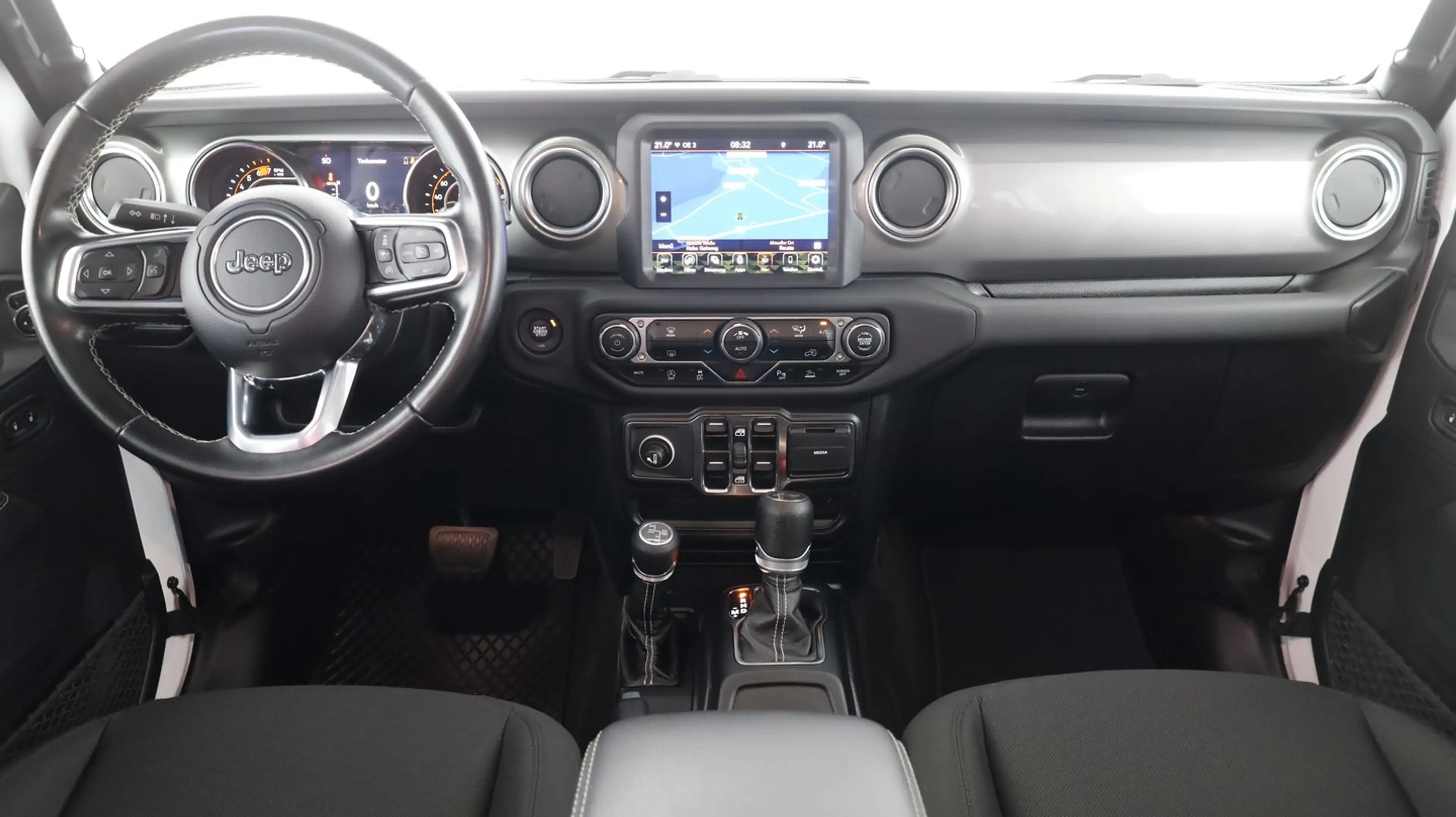 Jeep Wrangler / Wrangler Unlimited Sahara — photo 12