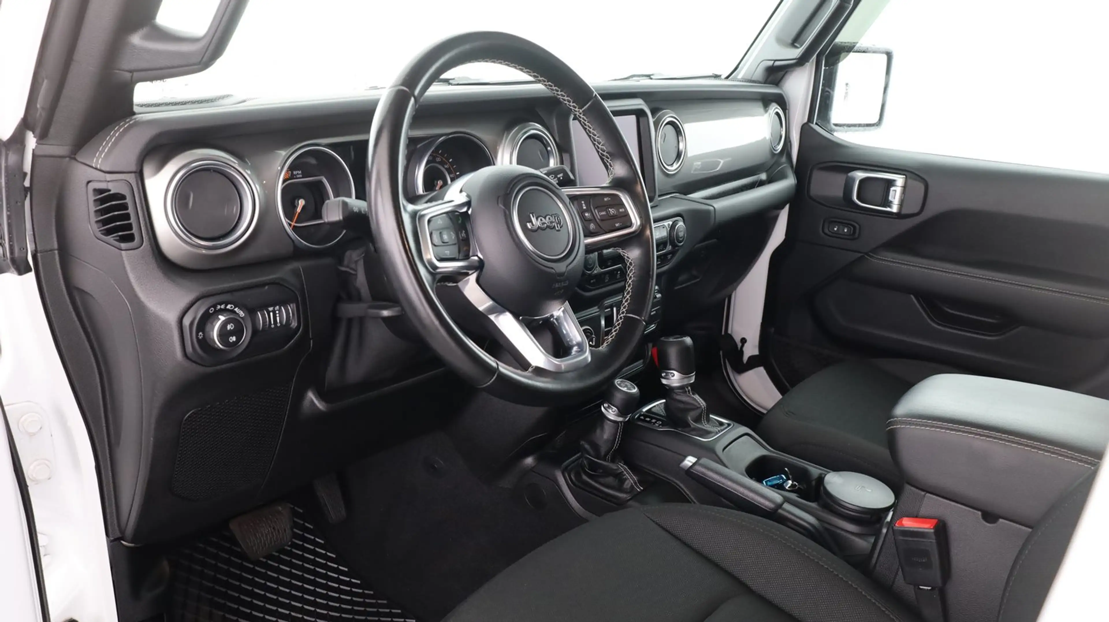 Jeep Wrangler / Wrangler Unlimited Sahara — photo 10