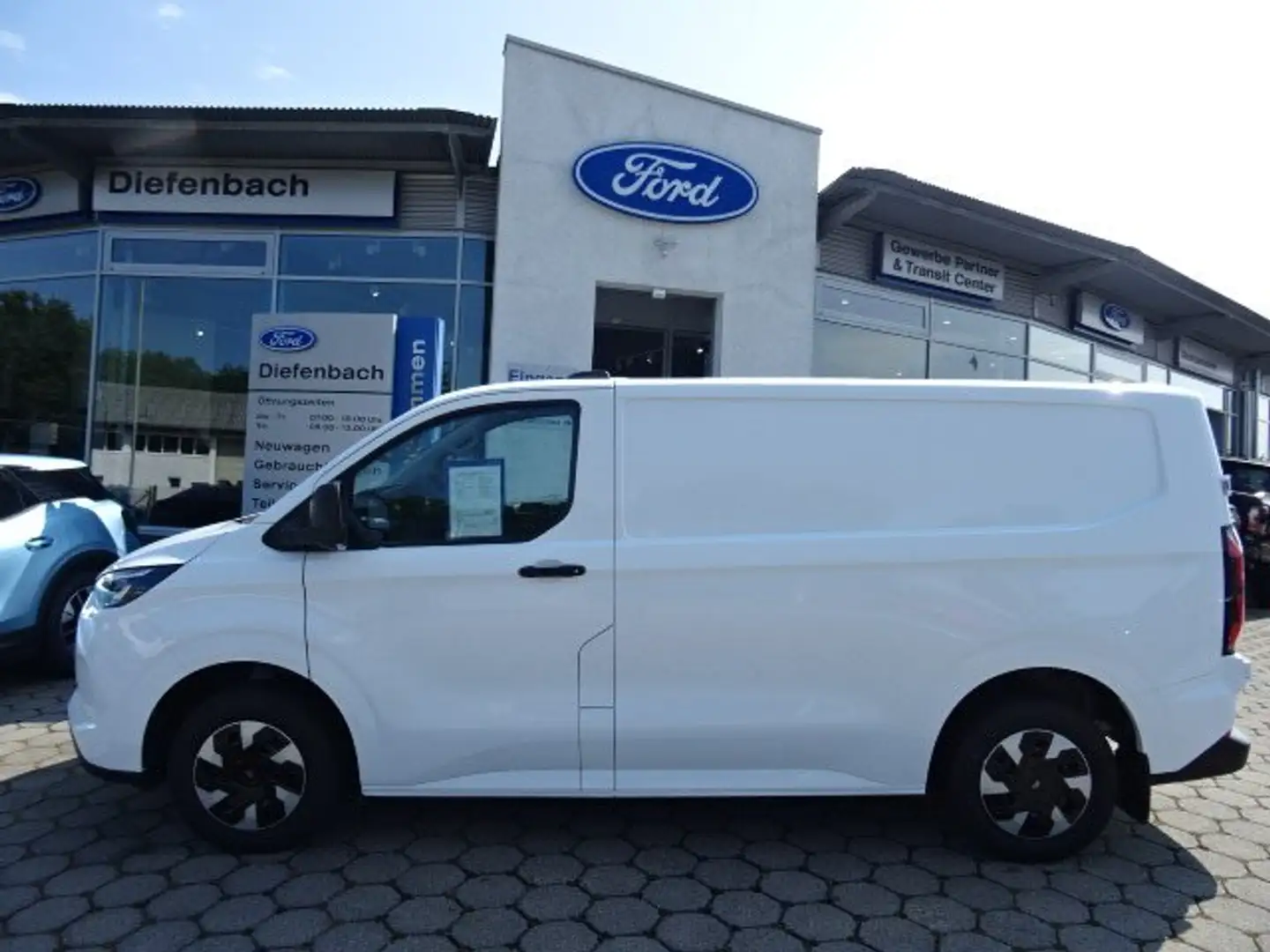 Ford E-Transit E 320 L1 Trend RWD 64kWh Blanc - 1