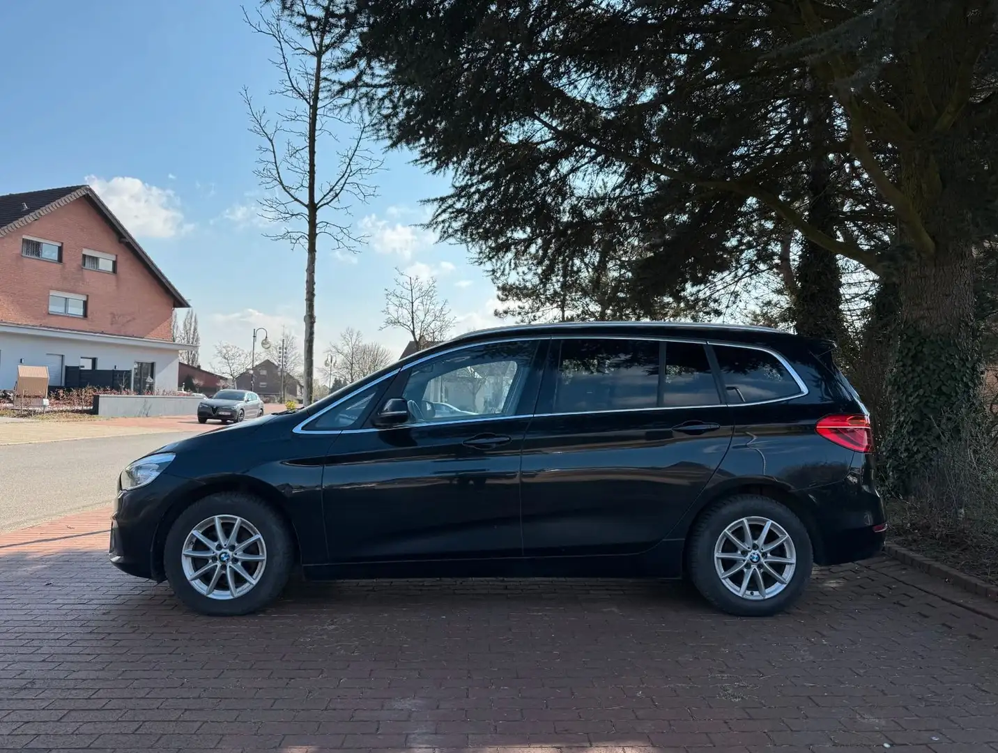 BMW 218 d Gran Tourer Advan.7 Sitzer|Navi|Xenon|Aut! Schwarz - 2